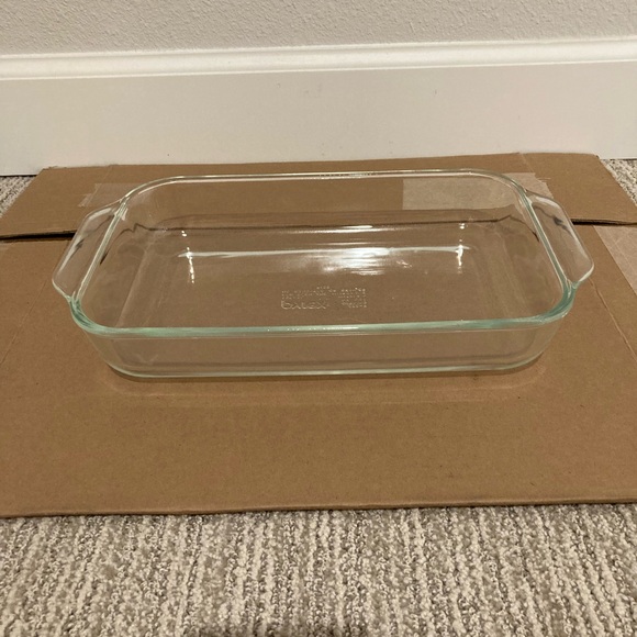SOLD 2qt 11x7 clear glass Pyrex casserole dish - Picture 1 of 5